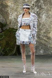 超模高跟红网袜走秀,超模演绎高跟鞋与红网袜的时尚盛宴