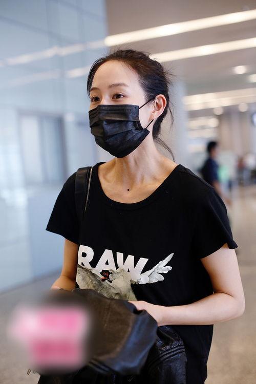 明星带的黑口罩,黑口罩成时尚标配